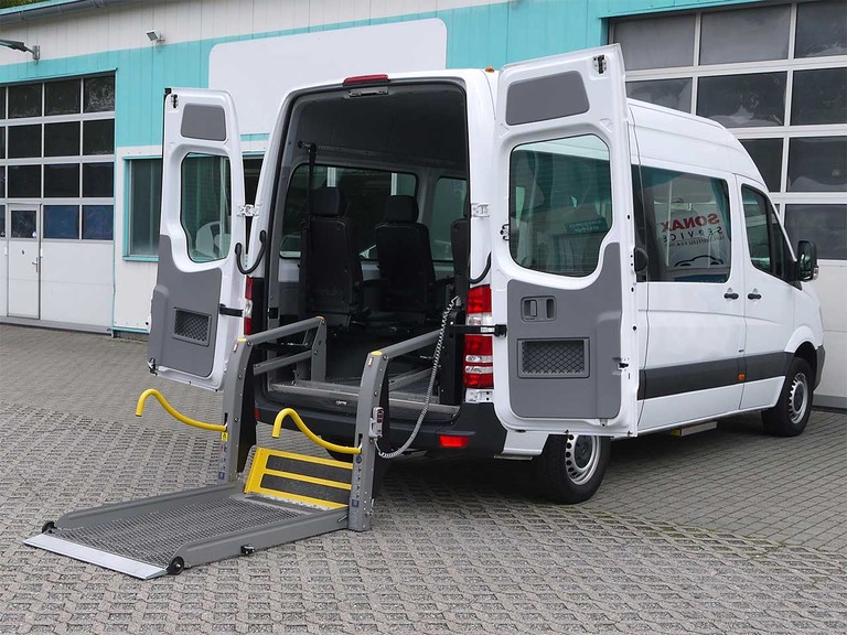 AMF Rollstuhl Lift Mietliegewagen Mercedes-Benz Sprinter Automatik AMF Rollstuhl Lift Mietliegewagen Mercedes-Benz Sprinter Automatik