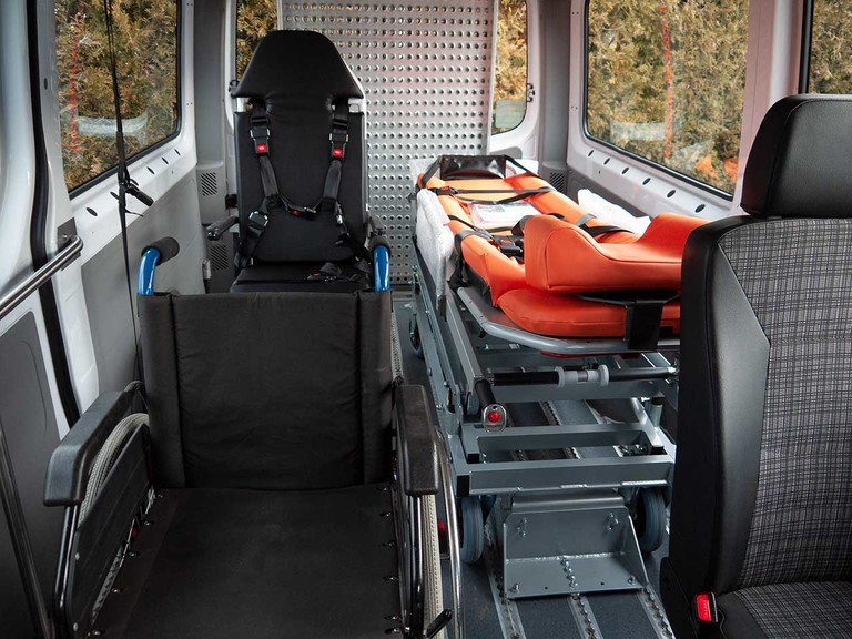 Tragestuhl, Fahrtragensystem und Rollstuhlplatz Mietliegewagen Mercedes-Benz Sprinter Automatik