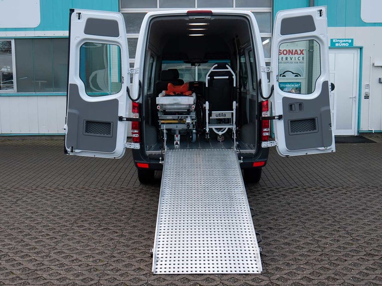 Aluminiumrampe klappbar oder schwenkbar Mietliegewagen Mercedes-Benz Sprinter Automatik Aluminiumrampe klappbar oder schwenkbar Mietliegewagen Mercedes-Benz Sprinter Automatik