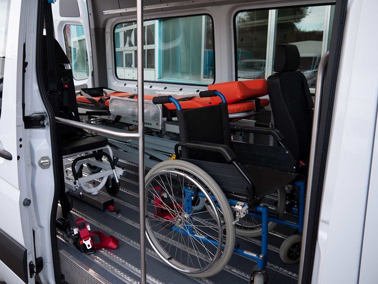 Rollstuhlplätze Liegemietwagen Mercedes-Benz Sprinter Automatik