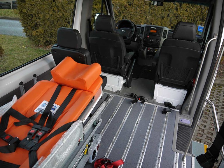 Fahrtragensystem AMF/Stollenwerk Mietliegewagen Mercedes-Benz Sprinter Automatik Fahrtragensystem AMF/Stollenwerk Mietliegewagen Mercedes-Benz Sprinter Automatik