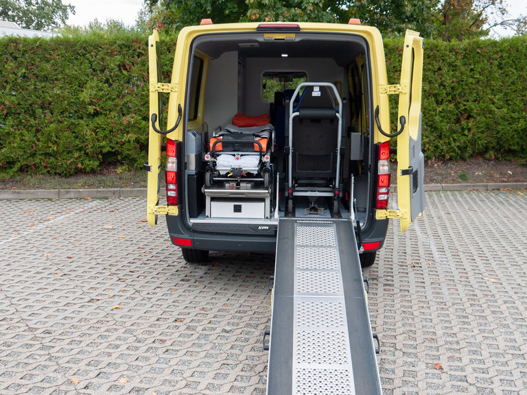 Aluminiumrampe klappbar für Tragestuhl Krankentransporter Mercedes-Benz Sprinter 316 CDI Aluminiumrampe klappbar für Tragestuhl Krankentransporter Mercedes-Benz Sprinter 316 CDI