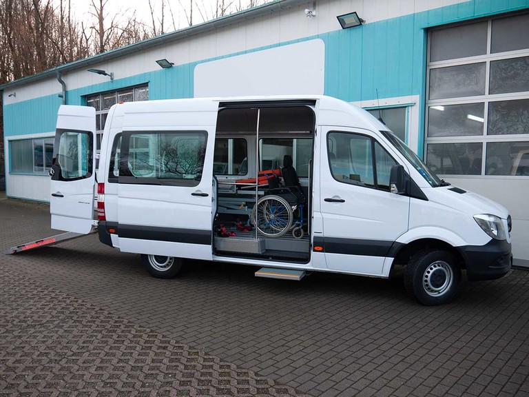 elektrische Trittstufe Mietliegewagen Mercedes-Benz Sprinter Automatik elektrische Trittstufe Mietliegewagen Mercedes-Benz Sprinter Automatik